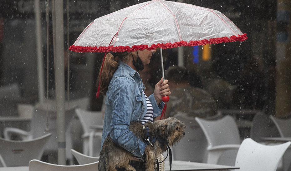 Una mujer se protege de la lluvia (EP /Archivo).